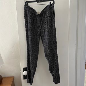 Anthropologie cropped tapered dash print navy pants. Size L